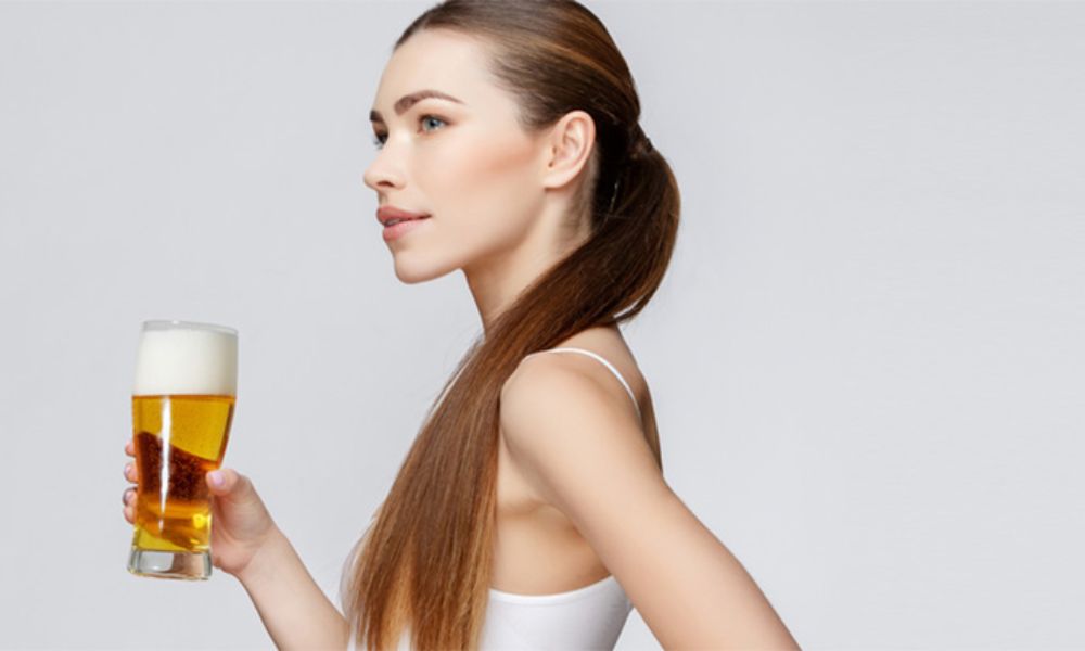 Ủ tóc tại nhà bằng bia giúp tóc mềm mượt