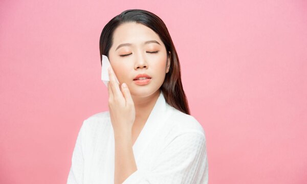 Dùng giấy thấm dầu thấm trên tóc trước khi gội