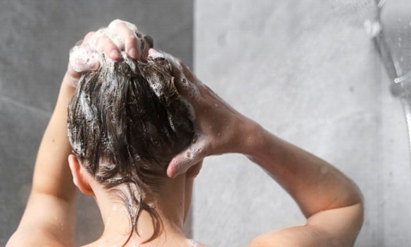 Gội đầu buổi sáng có tốt không
