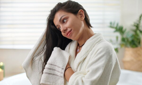 Nên dùng khăn bông mềm để làm khô tóc nhẹ nhàng