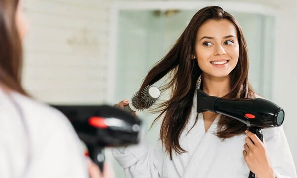 Cách làm tóc phồng tại nhà bằng lược tròn