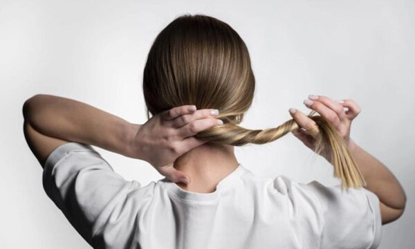 Thói quen búi nhẹ tóc khi ngủ giúp làm tóc phồng